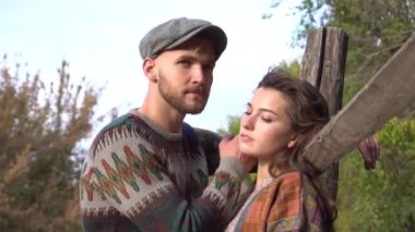 Ahırda atı olan güzel bir çift.