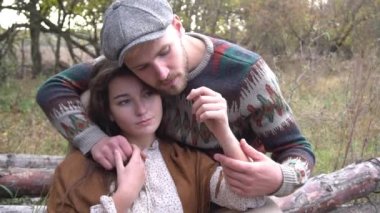 Eski bir tuğla evin yanında poz veren güzel bir çiftin Yavaş Film aşk hikayesi.