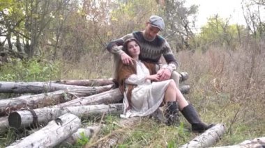 Slow Motion Sonbahar parkında güzel genç bir çift