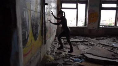 Kedi kadın kostümü giymiş Yavaş Hareketli Kadın