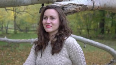 Slow Motion Güzel kadın sonbahar oturumu. 