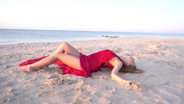 Ragazza Dai Capelli Lunghi Vestito Rosso Sdraiato Sulla Spiaggia — Video Stock