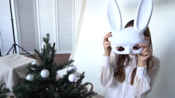 Dívka Pleteném Bílém Svetru Vánočního Stromečku Vánoční Výzdobou — Stock video