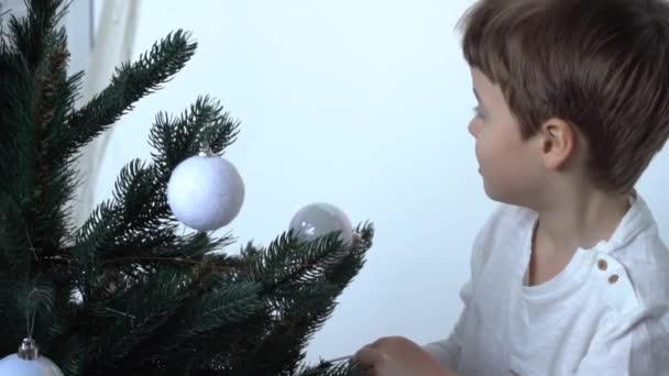 Αργή Κίνηση Χαριτωμένο Μικρό Παιδί Διακόσμηση Χριστουγεννιάτικο Δέντρο Στο Σπίτι — Αρχείο Βίντεο