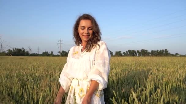 Slow Motion Europea Hermosa Joven Con Vestido Luz Camina Campo — Vídeos de Stock