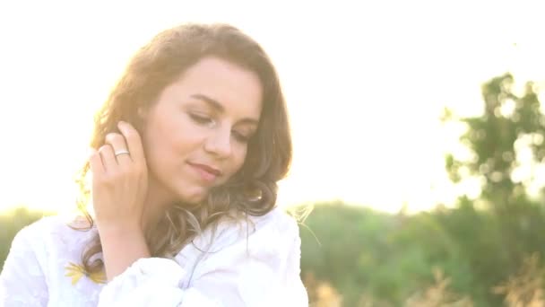 Porträt Von Bohemian Girl Posiert Über Weizenfeld Genießen Bei Sonnenuntergang — Stockvideo