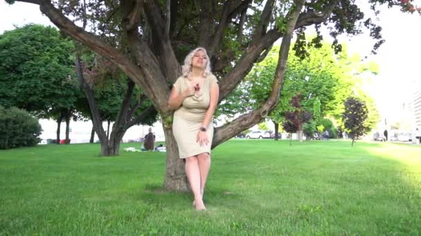 Slow Motion Piękna Młoda Kobieta Przed Kwitnącym Drzewem — Wideo stockowe
