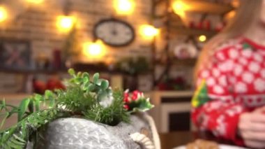 Evde çaydanlıklı bir kadın mevsimlik tatili kutluyor.