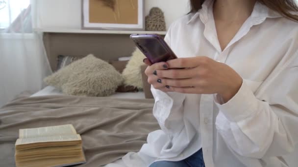 Movimento Lento Atraente Jovem Segurando Usando Telefone Celular Casa — Vídeo de Stock