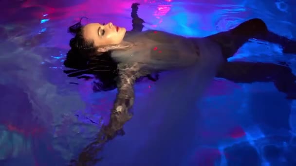 Slow Motion Beautiful Woman Swimming Underwater Elegant Dress — Stok video