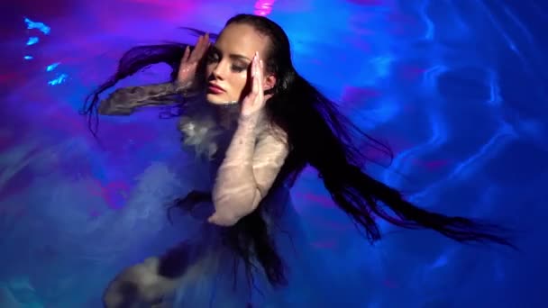 Slow Motion Hermosa Mujer Nadando Bajo Agua Con Vestido Elegante — Vídeo de stock