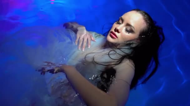Slow Motion Beautiful Woman Swimming Underwater Elegant Dress — Vídeo de Stock