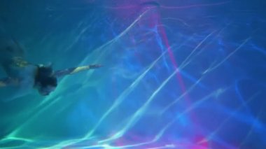 Slow Motion 'da açık havuzda açık havada pembe elbiseli güzel bir kız..