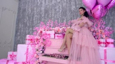 Slow Motion piyanoda pembe elbiseli güzel bir kadın.