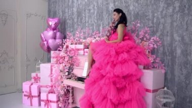 Marsala elbiseli Yavaş Çekim Kadını