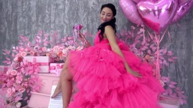 Slow Motion Uzun pembe elbiseli güzel bir kızın portresi