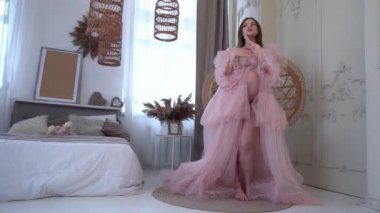 Slow Motion Pembe elbiseli hamile kadın