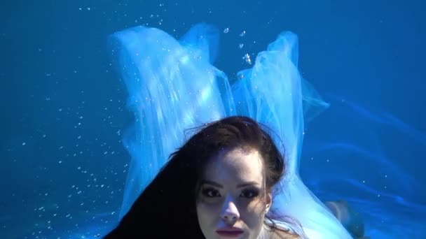 Slow Motion Młody Tancerz Tańczy Pod Wodą — Wideo stockowe