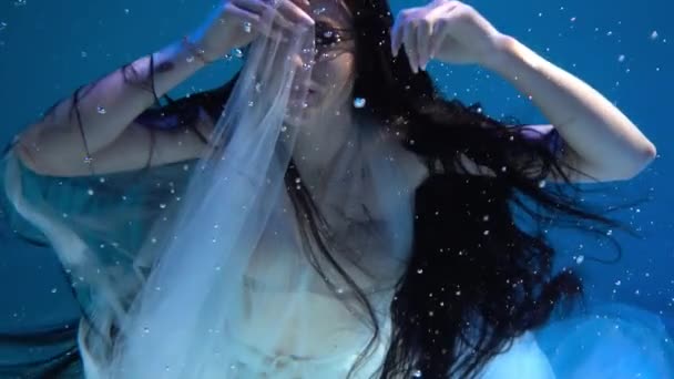 Slow Motion Girl Weißen Kleid Unter Wasser — Stockvideo