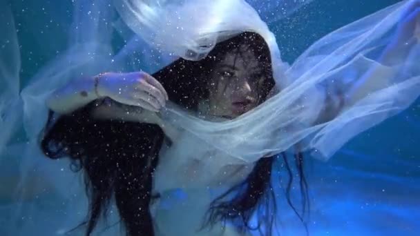 Dançarina Menina Elegante Vestido Branco Estado Levitação Sob Água Profunda — Vídeo de Stock