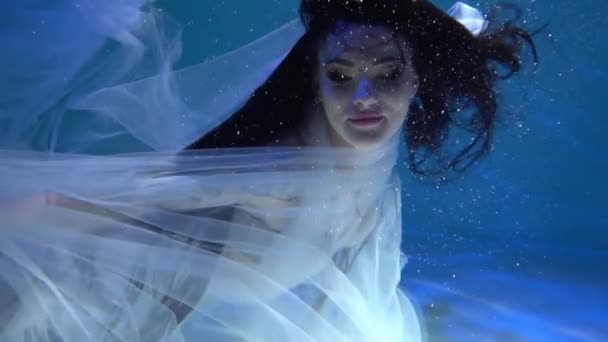 Медленное Движение Девушка Белом Платье Плавает Водой — стоковое видео