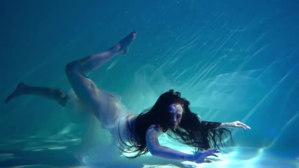 Lento Motion Girl Vestido Branco Subaquático — Vídeo de Stock
