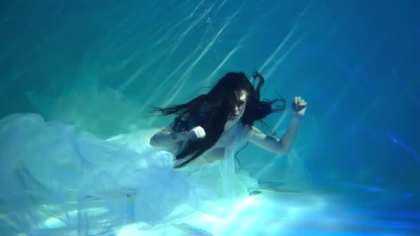 Chica Nada Bajo Agua Vestido Noche Blanco Con Tela Hermosa — Vídeos de Stock