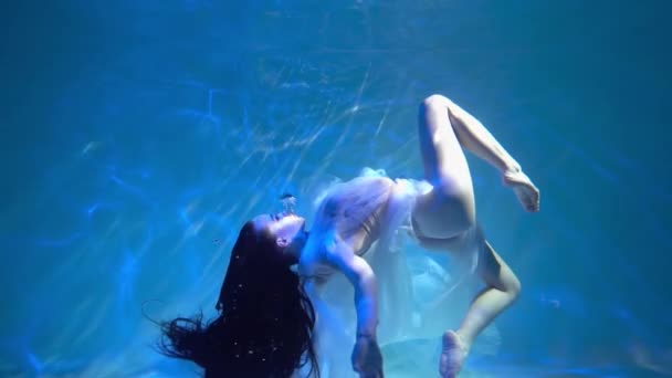 Slow Motion Piękna Kobieta Pływająca Fantazyjną Sukienką Pod Wodą — Wideo stockowe