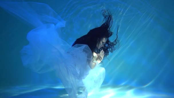 Slow Motion Kızı Suyun Altında Melek Gibi Güzel Bir Elbiseyle — Stok video