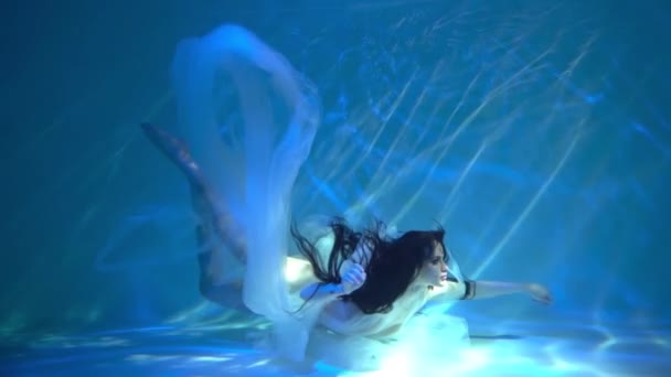 Slow Motion Girl Schönem Kleid Schwimmt Unter Wasser — Stockvideo