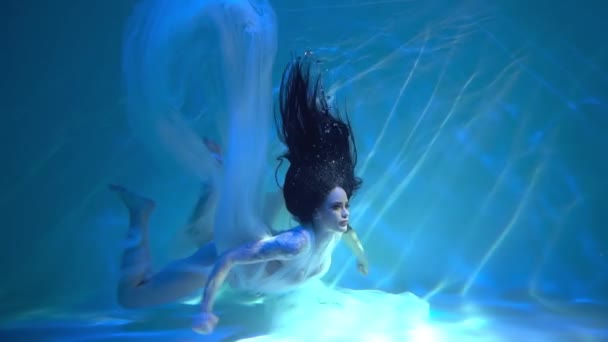 Slow Motion Frau Schönen Kleid Schwimmt Unter Wasser — Stockvideo
