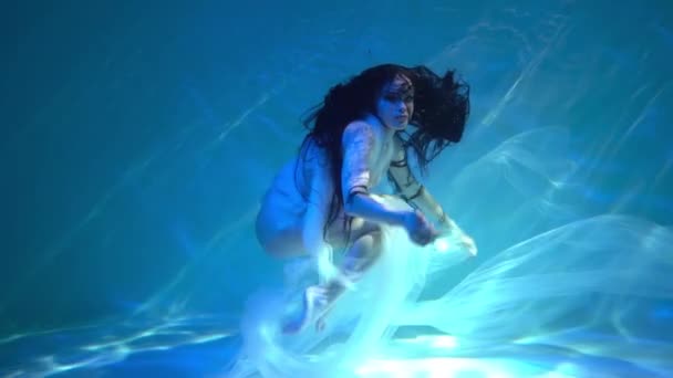 Slow Motion Mujer Joven Bajo Agua Hermoso Vestido Tiro Bajo — Vídeos de Stock