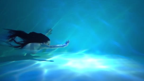 Slow Motion Mulher Vestido Lantejoulas Subaquático — Vídeo de Stock