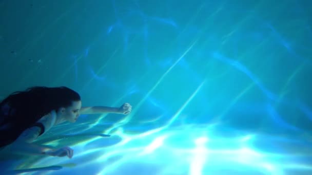 Slow Motion Girl Airy Light Dress Swims Underwater Flying Zero — Vídeo de Stock