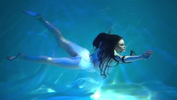 Girl White Dress Posing Somersaulting Water — Wideo stockowe