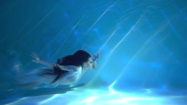 Uma Mulher Modelo Moda Água Vestido Bonito Nada Como Peixe — Vídeo de Stock