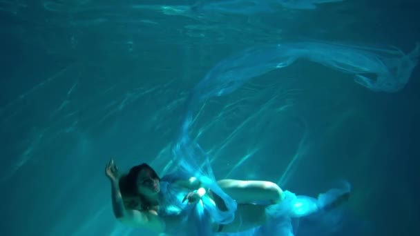 Mulher Lenta Maiô Nadando Posando Debaixo Água — Vídeo de Stock