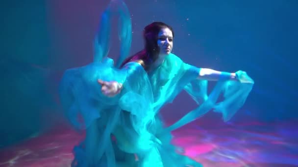 Повільний Рух Жінка Одязі Плаває Під Водою Ніби Плаває Нульовій — стокове відео