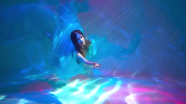 Slow Motion Beautiful Woman Swimming Underwater Elegant Dress — Vídeo de stock