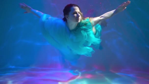 Zeitlupe Ein Mädchen Einem Weißen Kleid Posiert Unter Wasser — Stockvideo