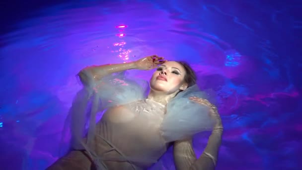 Zeitlupe Schöne Frau Schwimmt Unter Wasser Mit Elegantem Kleid — Stockvideo