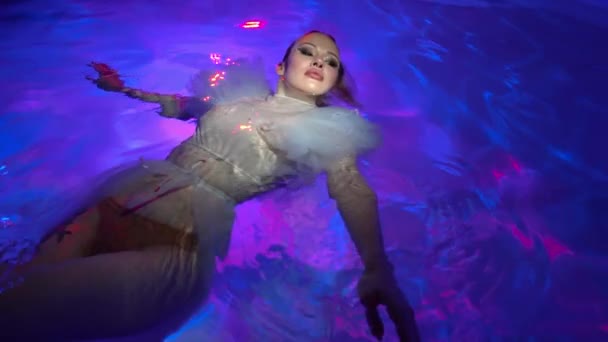 Pomalý Pohyb Pěkná Dívka Vynoří Moře Plave Pod Vodou — Stock video