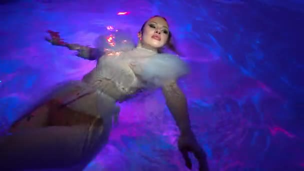 Hermosa Mujer Nadando Bajo Agua Con Vestido Elegante — Vídeos de Stock