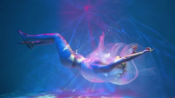 Slow Motion Beautiful Woman Swimming Underwater Elegant Dress — Vídeo de stock