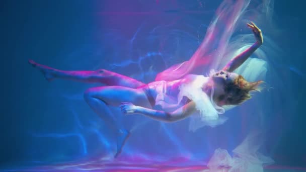 Batan Kadının Silueti Suyun Altında Yüzüyor Suyun Altına Dalıyor — Stok video