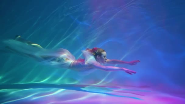 Girl Swims Underwater Free Diver White Dress Beautiful Fabric — ストック動画