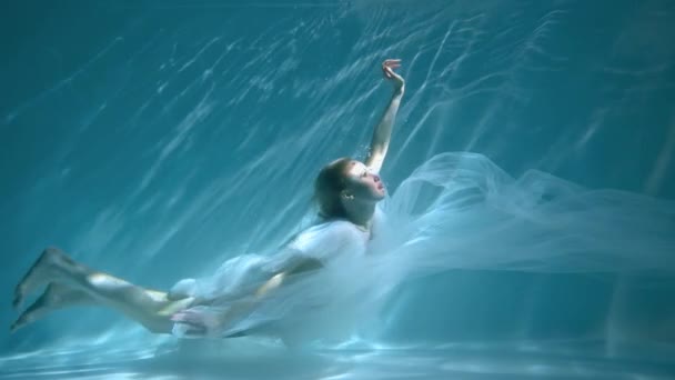 Beautiful Girl Gymnast Sportswoman Swims Underwater Shining Fabric — Stockvideo