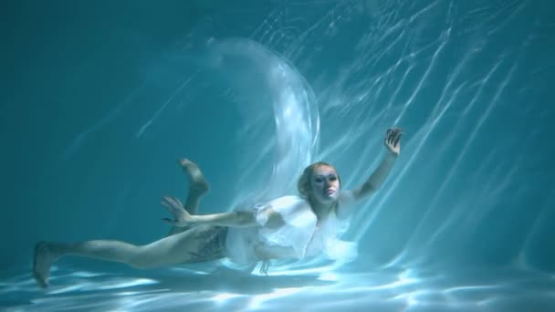 Yavaş Çekim Perisi Kadın Suyun Altında Beyaz Bir Elbise Içinde — Stok video