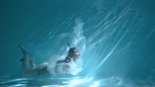 Slow Motion Beautiful Girl Swims Underwater — Wideo stockowe