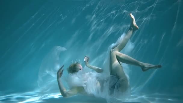 Slow Motion Underwater Woman Portrait White Dress Sea — Stock video